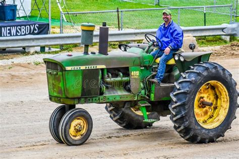 Rolnik Prowadzący John Deere Tractor W Paradzie Antyków Obraz Stock