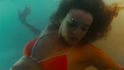Nackte Danielle Panabaker In Piranha 3dd