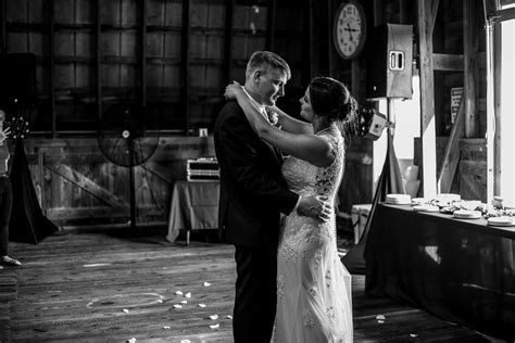 Big Red Barn at the Farm Wedding | Matt Mead Photography