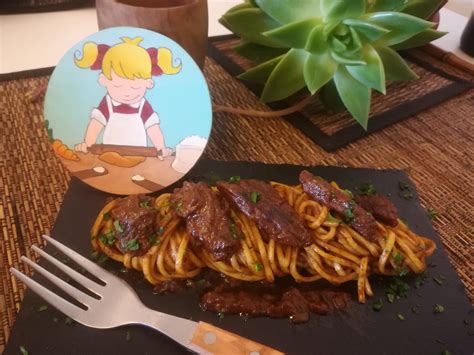 300 grammi di spalla di vitello disossata 300 grammi di ossa di vitello spezzettate finemente 50 grammi di olio d'oliva 1 ==== carota a rondelle 1 le dosi sono per 1/2 l di fondo bruno. Tagliolini al Gulash Ungherese - con Fondo Bruno ...