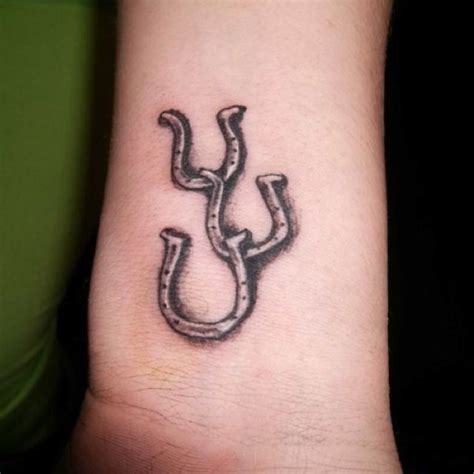 Those who are newbies behind bars with a teardrop tattoo will make a lot of enemies, fast. Three simple horseshoes tattoo on wrist | Татуировки для ...