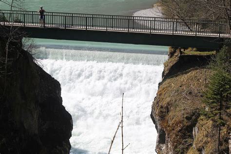 Zu sehen ist das schauspiel besonders gut von einer brücke aus, welche die beiden uferseiten am lechfall verbindet. Lechfall Füssen in Deutschland, Bayern - alpen-guide.de