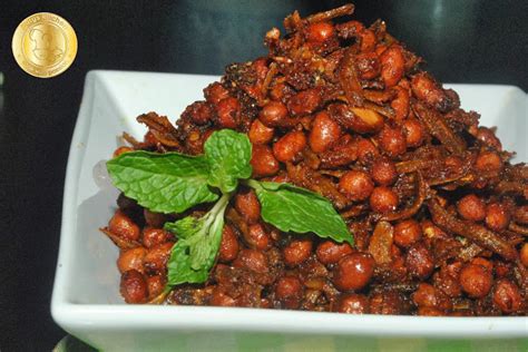 Rebus atau kukus cabai hijau besar, cabai hijau keriting, cabai rawit hijau, bawang merah, bawang putih dan tomat hijau sampai cukup lunak sekitar 10 menit. 7 Menu Sahur Daripada Ikan Bilis - BukuResepi.com