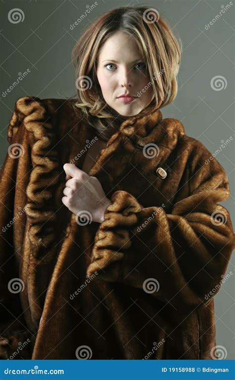 Frau In Einem Pelz Mantel Stockfoto Bild Von Foto Attraktiv