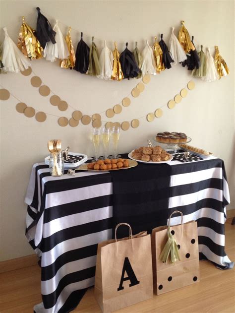 Las uñas negro con dorado nunca pasarán de moda, y es que la verdad, estos colores pintan perfecto para cualquier ocasión los 365 días del año. Black White & Gold Party | mesas | Decoracion fiesta hombre, Decoracion de cumpleaños y ...