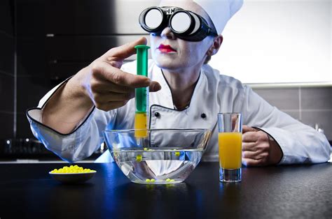 The first title in the new kid's science series, kitchen science experiments presents budding scientists with more than forty science experiments designed for the kitchen. Kitchen Science Experiments for Kids