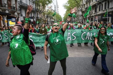 50 000 mujeres se reúnen en argentina por lucha por aborto legal noticiero universal