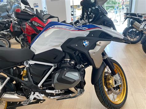 Optional extras such as the comfort and touring package with adaptive cruise control, hand protectors and case holders provide extra comfort on long tours. Vespacito | BMW R1250GS HP