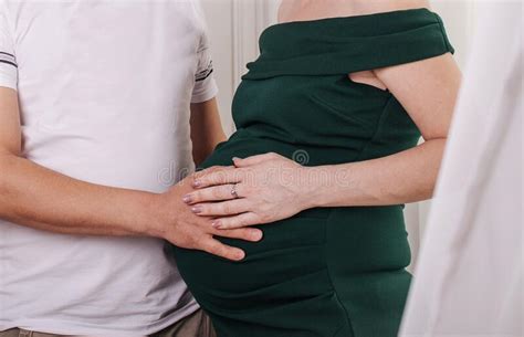 Fille Enceinte En Robe Tient Ses Mains Sur Son Ventre Image Stock