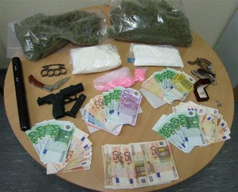 Kiloweise Drogen Waffen Und Mehrere Tausend Euro Bargeld Polizei Fasst