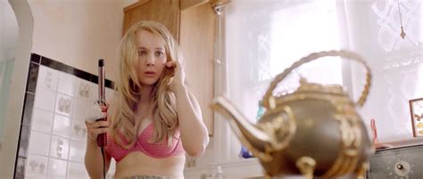 Nackte Juno Temple In The Brass Teapot