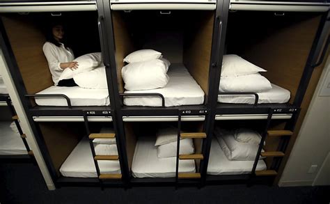 The procedure to stay at a capsule hotel may seem intimidating at first, but it is essentially the same at most capsule hotels and only differs slightly from other types of. Hotéis low-cost com quartos minúsculos são moda no Japão - 11/03/2019 - Turismo - Fotografia ...