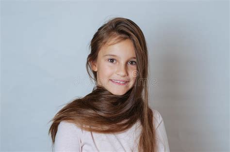 Kleines Hübsches Mädchen Im Alter Von 6 7 Jahren Mit Sehr Langen Haaren