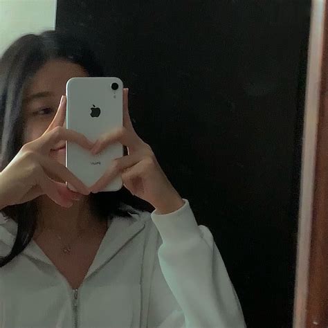 Aesthetic Heart Pose With Fingers Mirror Selfie In 2021 Mirror Selfie