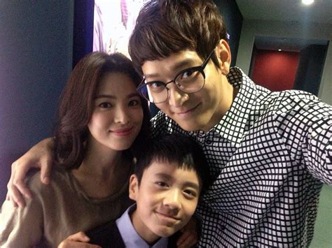 My Brilliant Lifes Kang Dong Won Song Hye Gyo And Their Son Take A Family Snapshot Kang