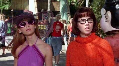 Sarah Michelle Gellar And Linda Cardellini In Scooby Doo 2002 Daphne And Velma Daphne From