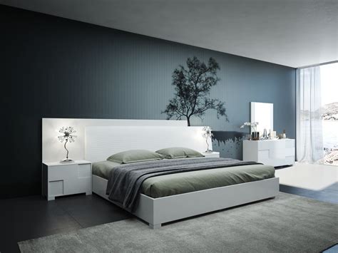 The glossy white finish and silver accents. Modrest Monza Italian Modern White Bedroom Set