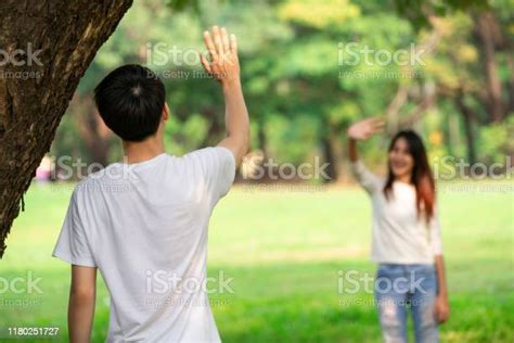 photo libre de droit de jeunes homme et femme saluant ou disant au revoir en agitant des mains