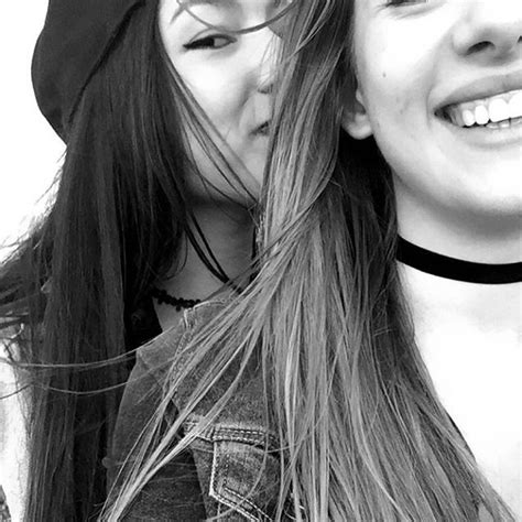 Pin By Lorena On Best Friendes Crazy ♥♥ Lesbian Couple Face Choker