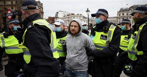 اعتقال 36 شخصا إثر اشتباكات بين الشرطة البريطانية ومحتجين بسبب كورونا Mnamerica