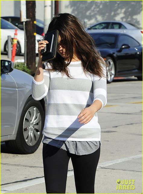 Photo Mila Kunis Hides Her Face After Parking Ticket Blues 16 Photo