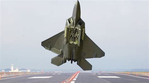 Insane Us F 22 Pilot Performs Extreme Vertical Take Off Youtube