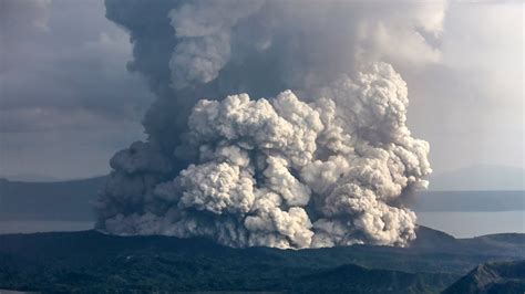 Taal Volcano Eruption 2020 Philippines Volcano Spews Lava A Half Mile