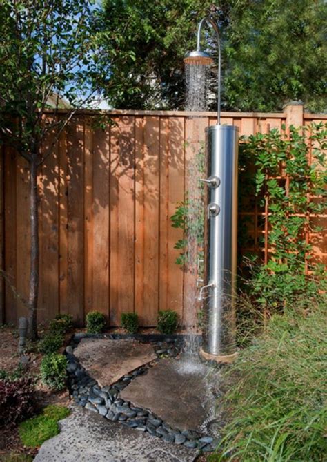 Suchen sie für die solardusche einen sonnigen standplatz. 14 Designs für anregende Gartenduschen | Gartendusche ...