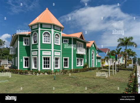 Casas De Madera Pintadas En Colores Del Caribe Samana República