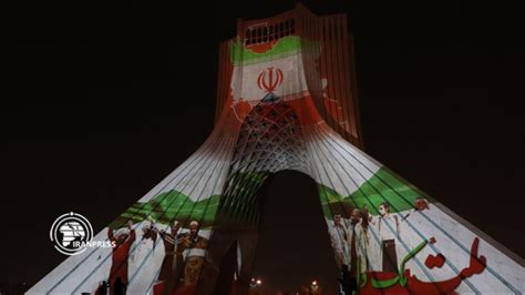 نمایش همبستگی ملت ایران روی برج آزادی تهران