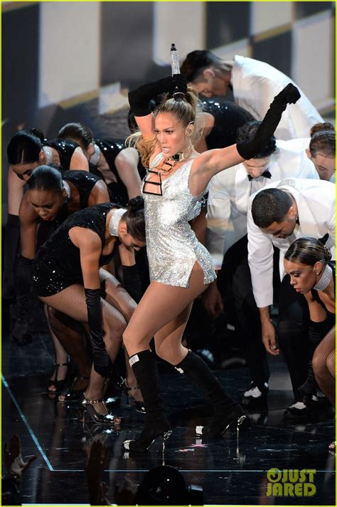 Jennifer Lopez Shows Off Big Booty At Fashion Rocks 2014 Video