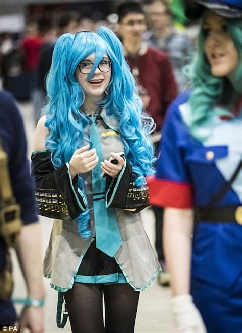 Fantasy Obsessives Flock To Comic Con To Show Off Costumes