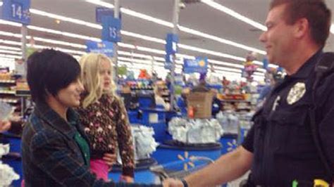 Police officer’s act of kindness goes viral | Instead of a ticket