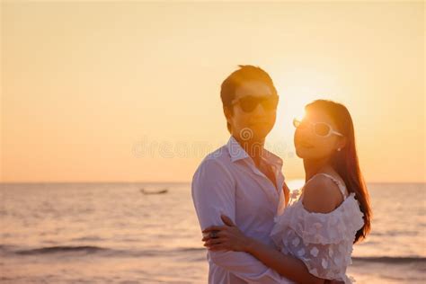 4109 Happy Young Couple Walking Holding Hands Beach Photos Free