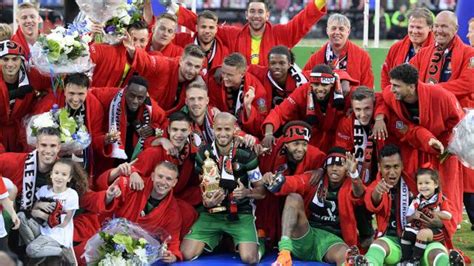 Feyenoord turn to veteran advocaat as stam successor. Feyenoord verslaat AZ en verovert dertiende KNVB-beker in ...