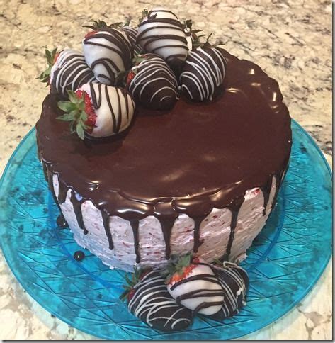 Delicious and gorgeous chocolate covered or tamarindo and tan strawberries for any and all events. Chocolate Covered Strawberries Cake | Chocolate covered ...