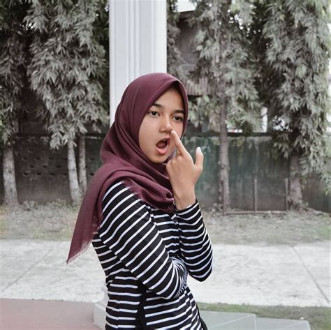 Gambar Mungkin Berisi 1 Orang Strip Dan Luar Ruangan Indonesian Girls Hijab Tutorial Nona