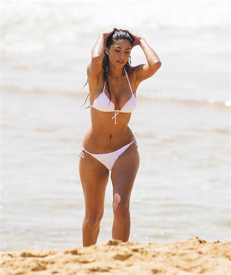 Home And Away S Pia Miller Flaunts Bikini Body As She Films Scenes Daily Mail Online