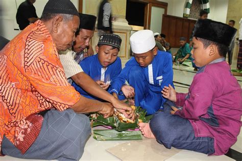 Tiap 10 Hari Ramadan Umat Muslim Di Bali Buka Puasa Dengan Tradisi