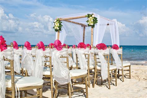 Wedding guests will start gathering around the ceremony site up to 45 minutes before the ceremony begins. Beach Bash: Amanda & Han in Cancún, Mexico | Young wedding ...