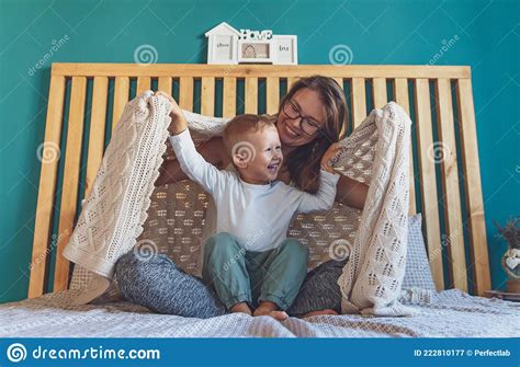 Maman Et Enfant S Amusent Dans La Chambre Sur Le Lit Sous Le Vide Image Stock Image Du