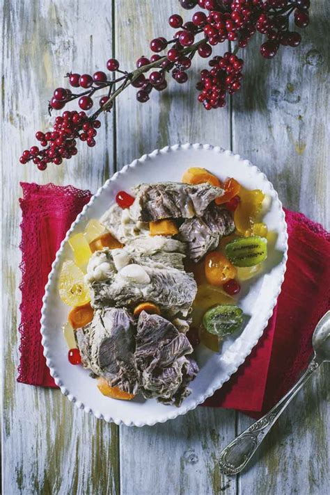 Inserisco nei sacchetti da sottovuoto separatamente i diversi tagli delle carni con un goccio di brodo di cappone e il misto di verdure a cubetti. Bollito misto, la ricetta di Sonia Peronaci | Ricetta ...