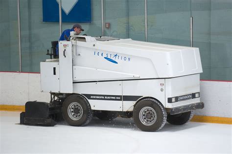 Zamboni Ice Resurfacing Machine Prepping The Ice For The W Flickr