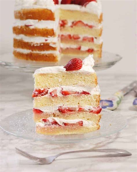Add a biscuit to the base of each case, then top that with a whole strawberry, pointy bit facing up. Strawberry Tall Cake - Strawberry Chiffon Cake - Baking Sense