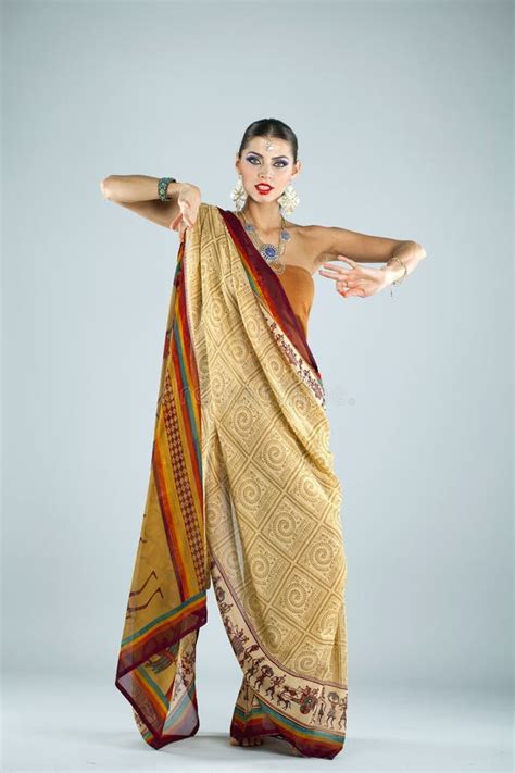 jeune femme indienne asiatique traditionnelle dans le sari indien image stock image du costume