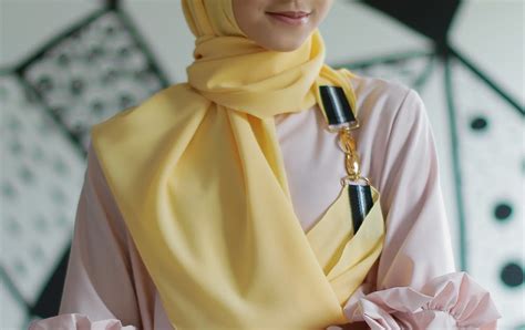 Jilbab biru adalah salah satu warna yang cocok untuk dipadukan dengan baju hitam yang polos. Baju Warna Kuning Cocok Dengan Jilbab Warna Apa - Tips Mencocokan