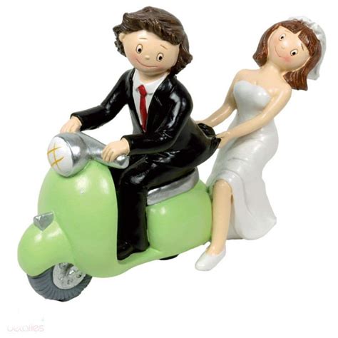 Podemos comprar figuras de tarta de novios baratas disparándose el uno a otro, siendo compañeros que con mazos aniquilan a zombies que suben por el. novios en vespa :: especial boda :: figuras tarta de ...
