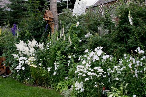 Epic 25 Awesome White Garden Ideas With White Flower Collection In