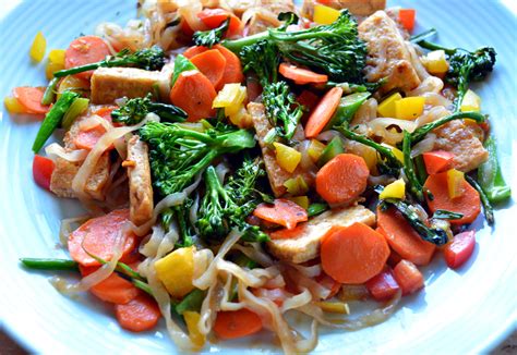 Soy 10 cal and braggs 0 cal. 309 cal, 28g protein - tofu noodle stir-fry with peanut ...
