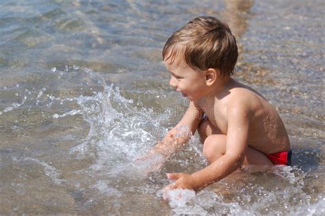 Rapaz Pequeno Que Joga Na Praia Imagem De Stock Imagem De Retrato